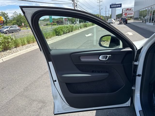 Certified 2025 Volvo XC40 B5 Plus AWD/4WD image 18