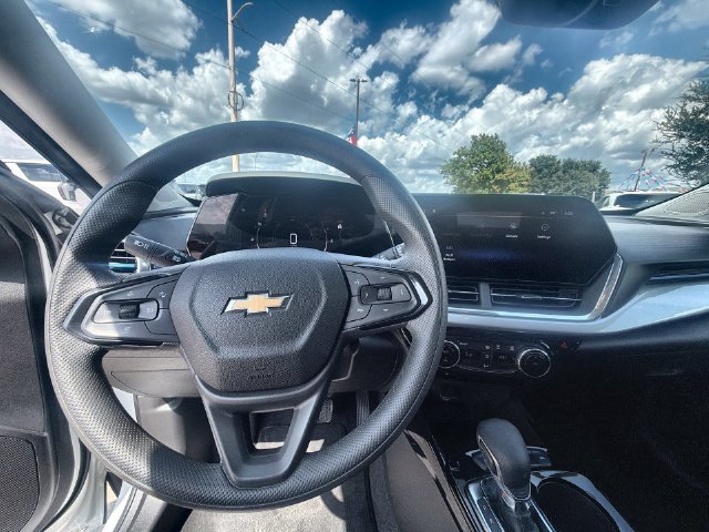 Used 2025 Chevrolet Trax LT FWD image 11