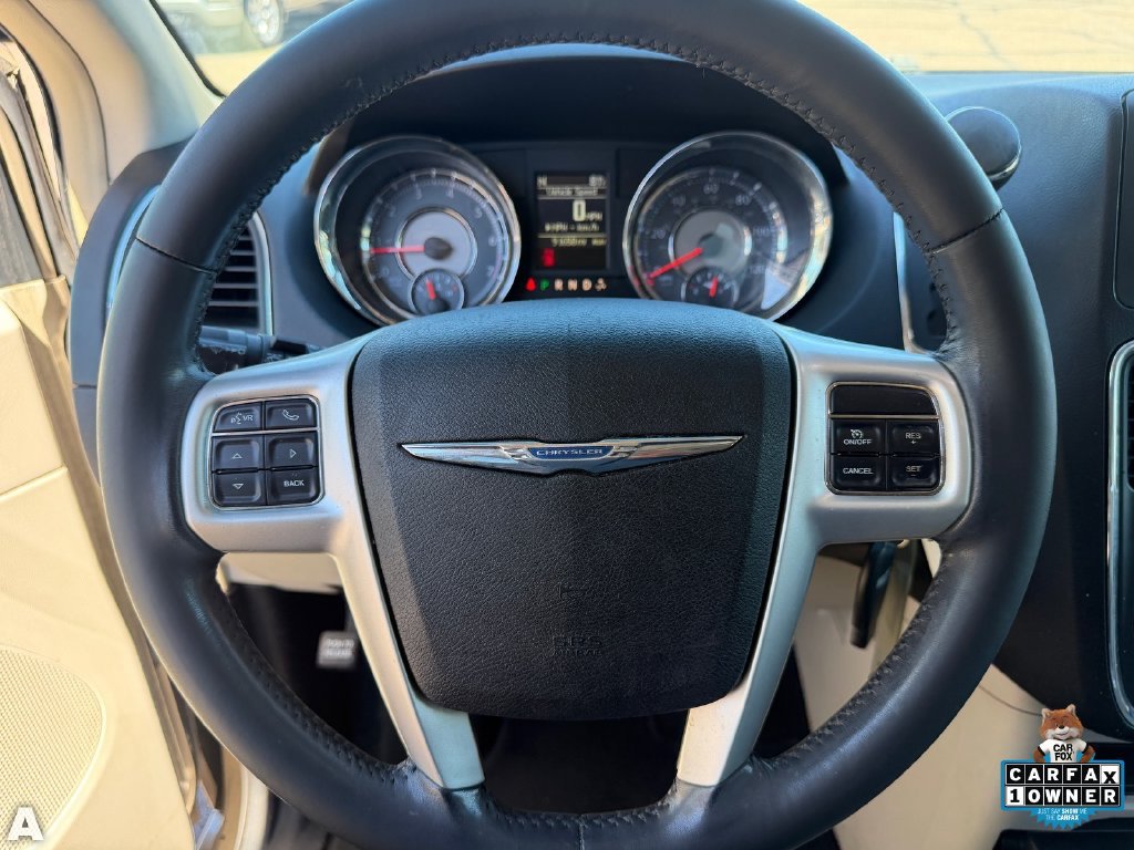 Used 2014 Chrysler Town & Country Touring FWD image 20