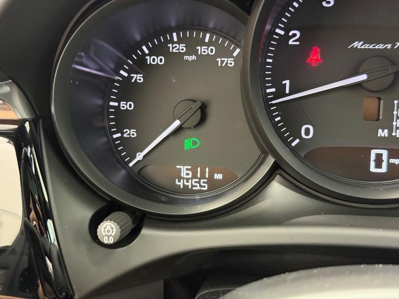 Certified 2025 Porsche Macan Turbo image 21