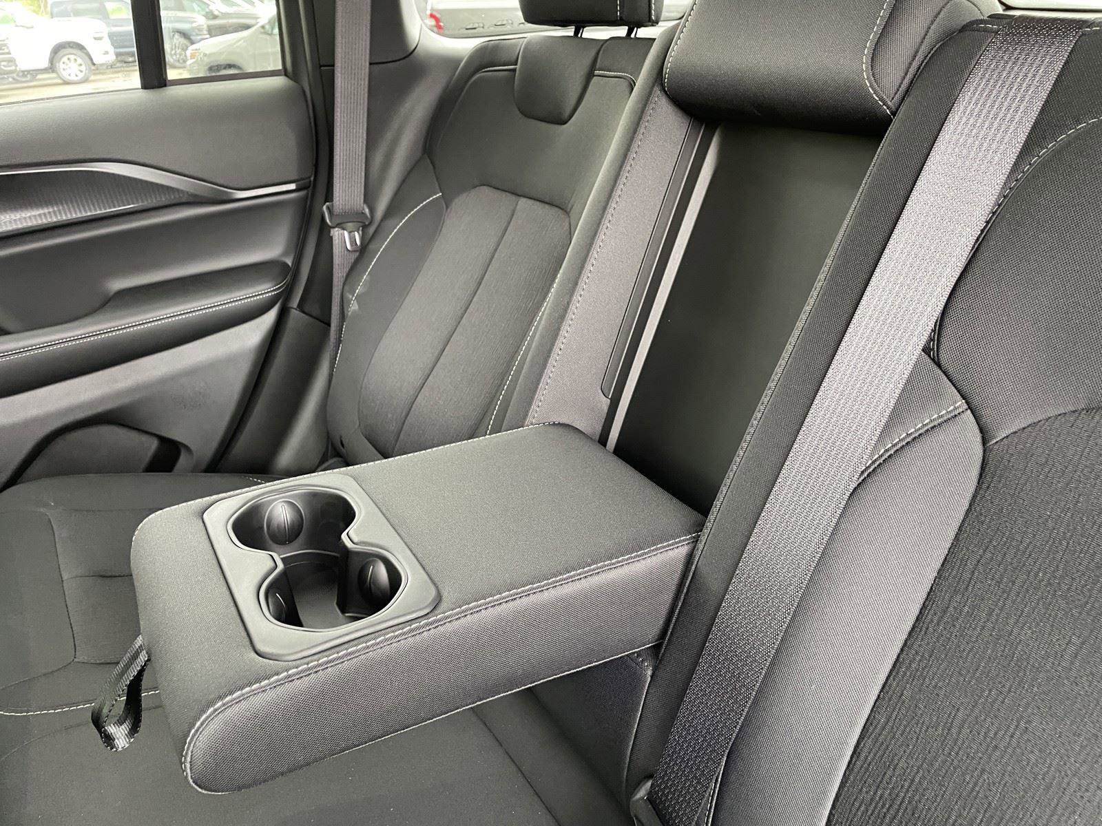 Used 2025 Jeep Grand Cherokee Laredo AWD/4WD image 35