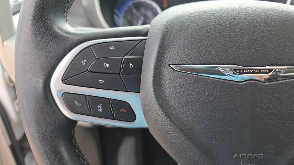 Used 2022 Chrysler Pacifica Touring-L w/ Uconnect Theater Family Group FWD image 16