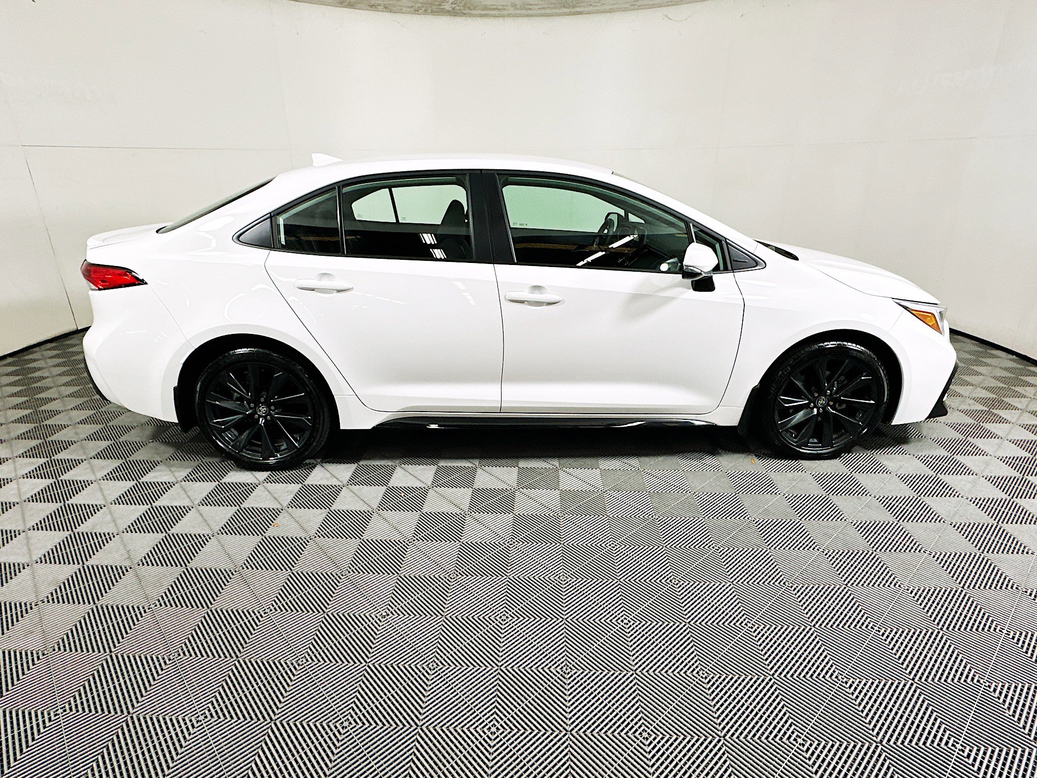 Used 2026 Toyota Corolla SE FWD image 2