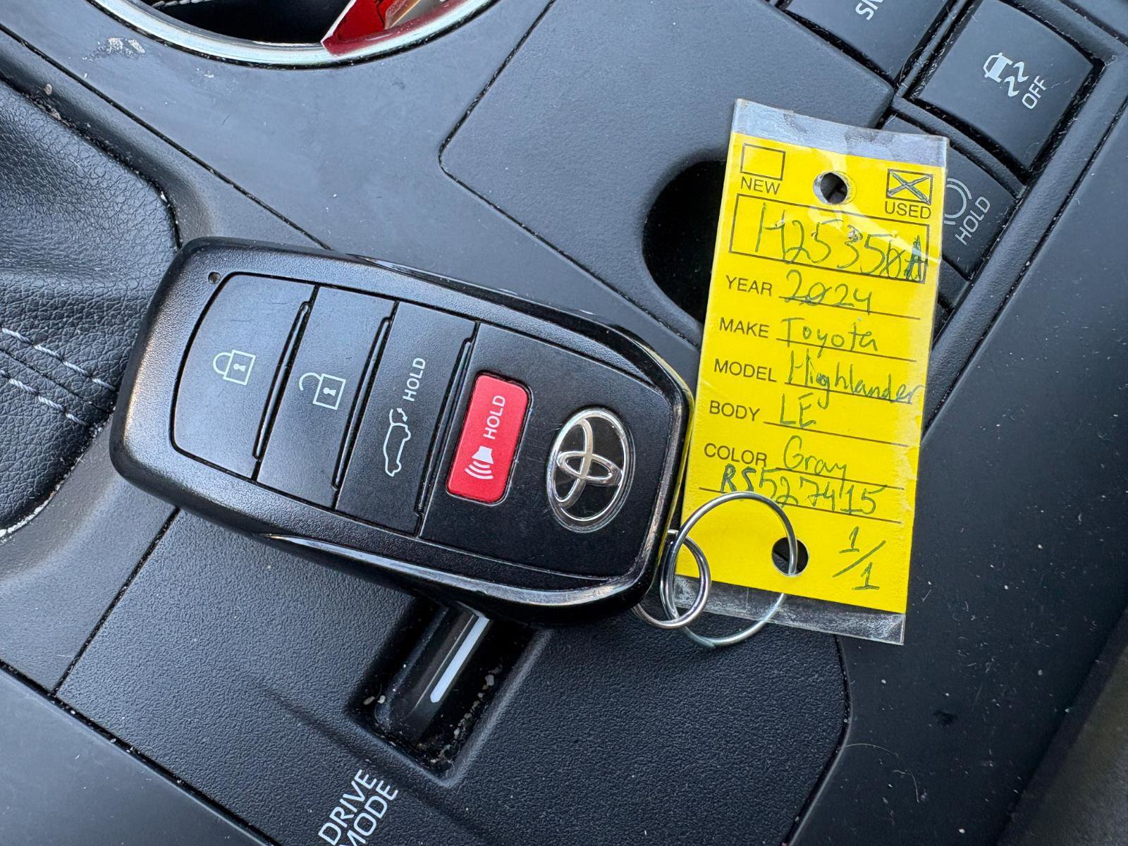 Used 2024 Toyota Highlander LE FWD image 34