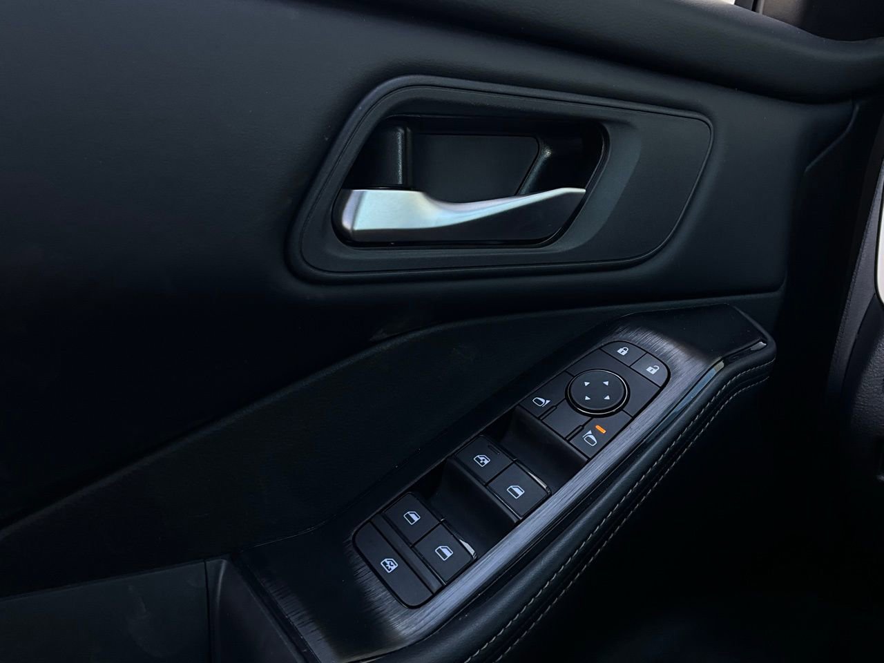 Used 2025 Nissan Rogue SV image 21