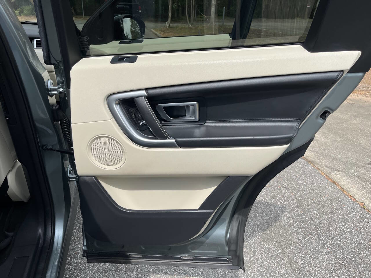 Used 2017 Land Rover Discovery Sport HSE Luxury image 24