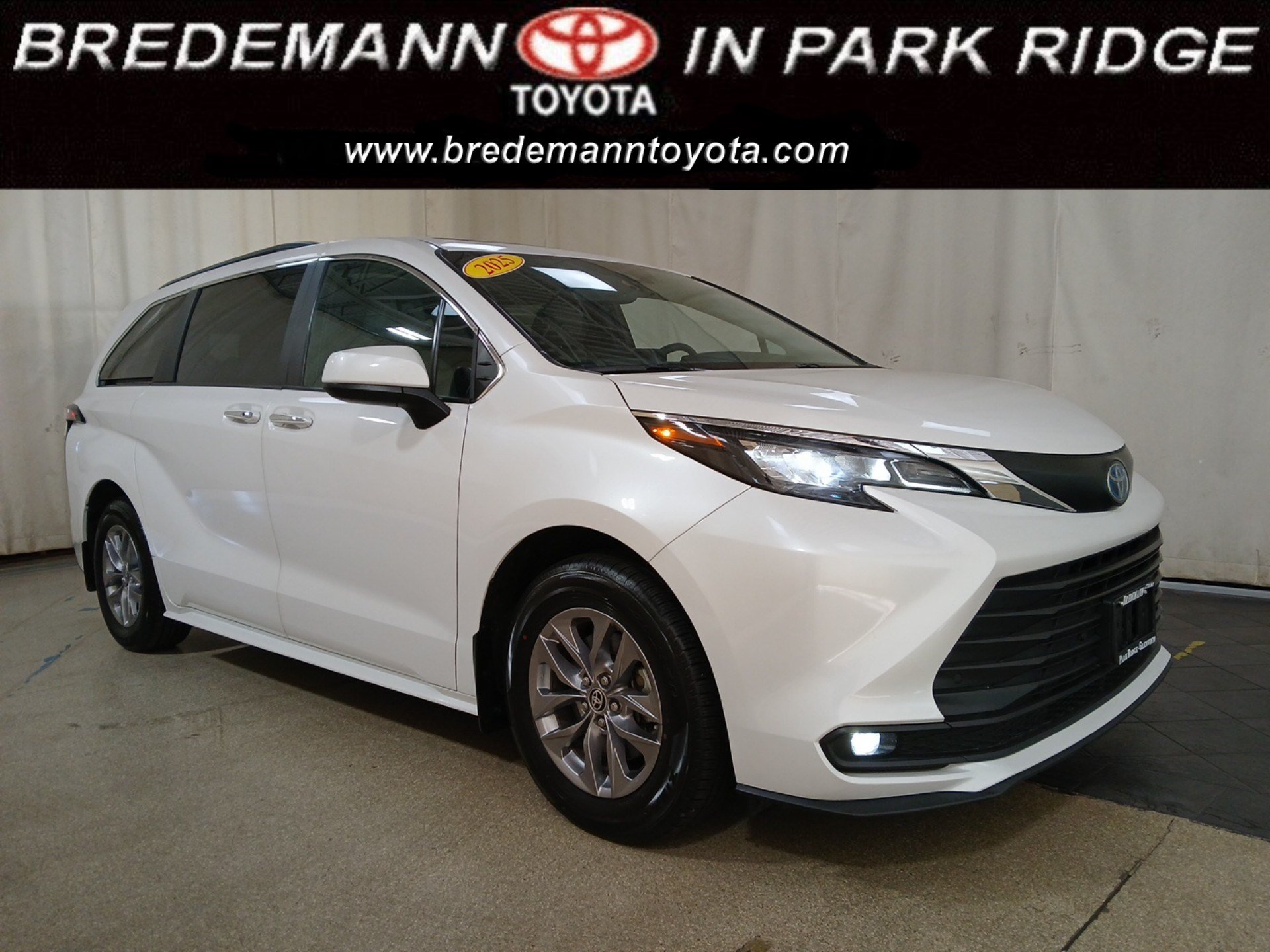 Certified 2025 Toyota Sienna XLE FWD image 1