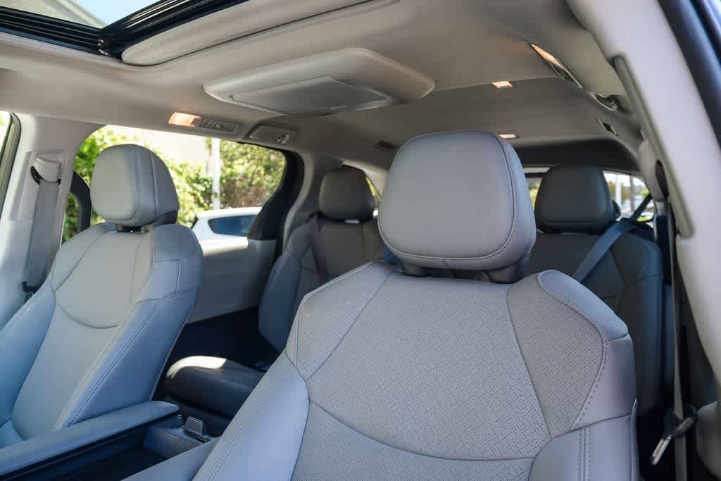 Used 2021 Toyota Sienna Limited FWD image 17