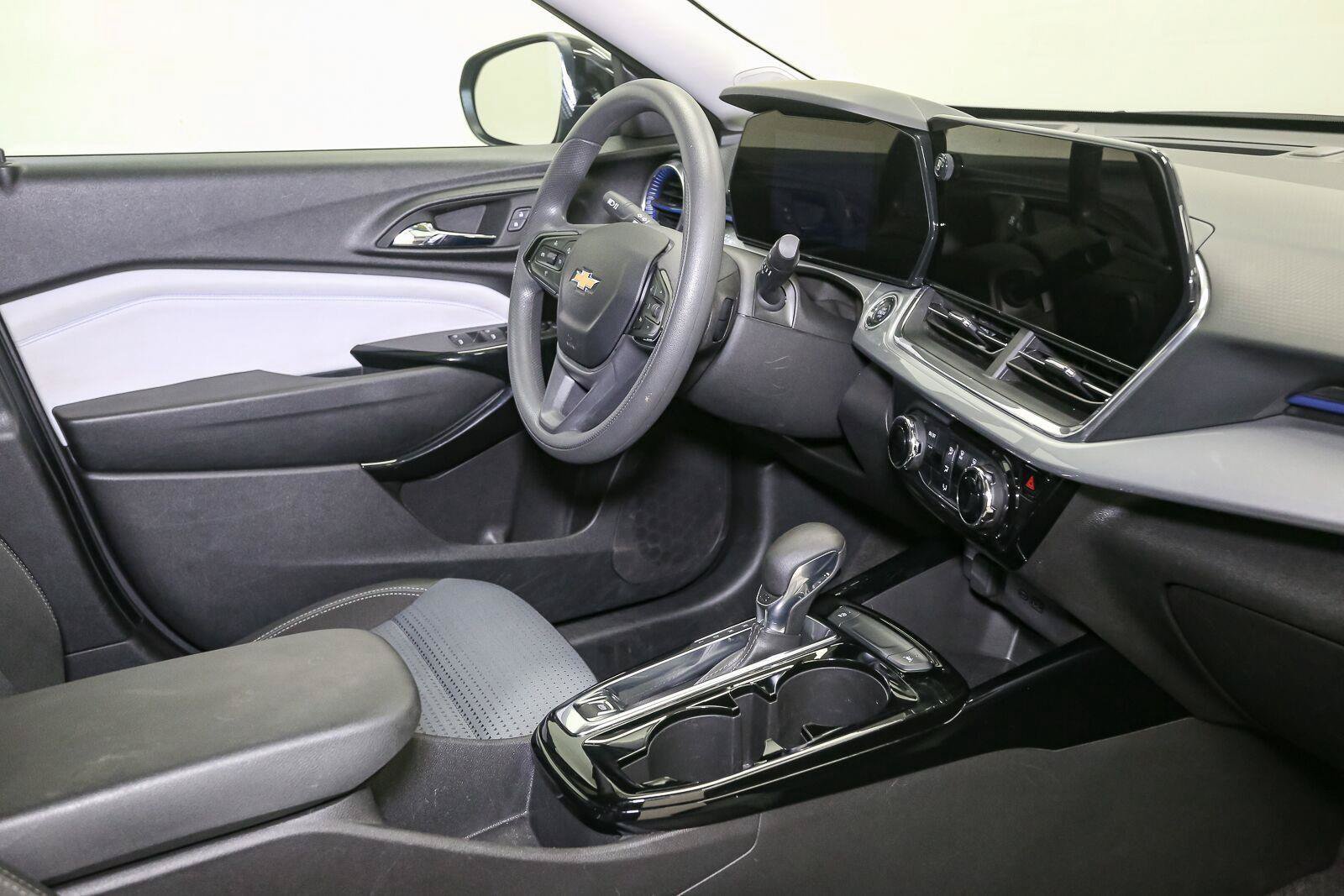 Used 2025 Chevrolet Trax LT FWD image 17