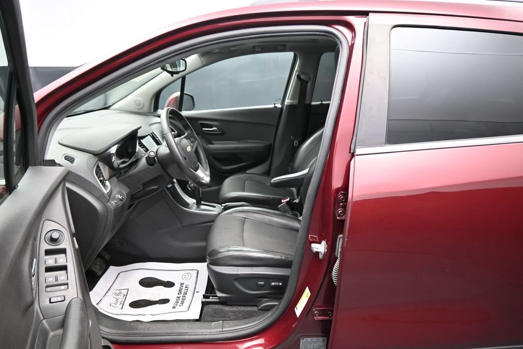 Used 2017 Chevrolet Trax LT w/ Sun & Sound Package FWD image 9