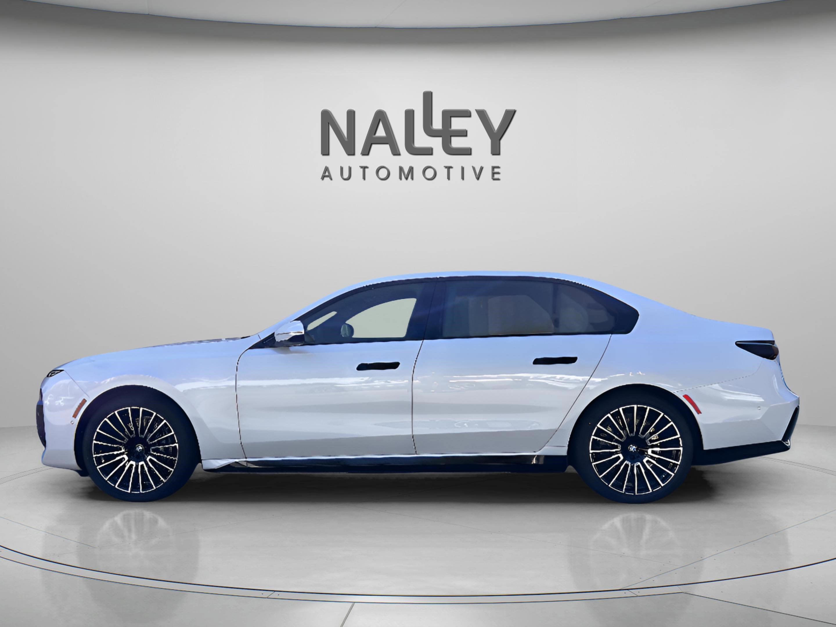 Used 2025 BMW i7 xDrive60 image 3