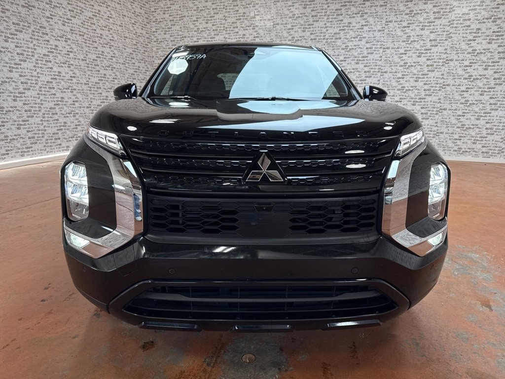 Used 2023 Mitsubishi Outlander SE Black Edition image 2