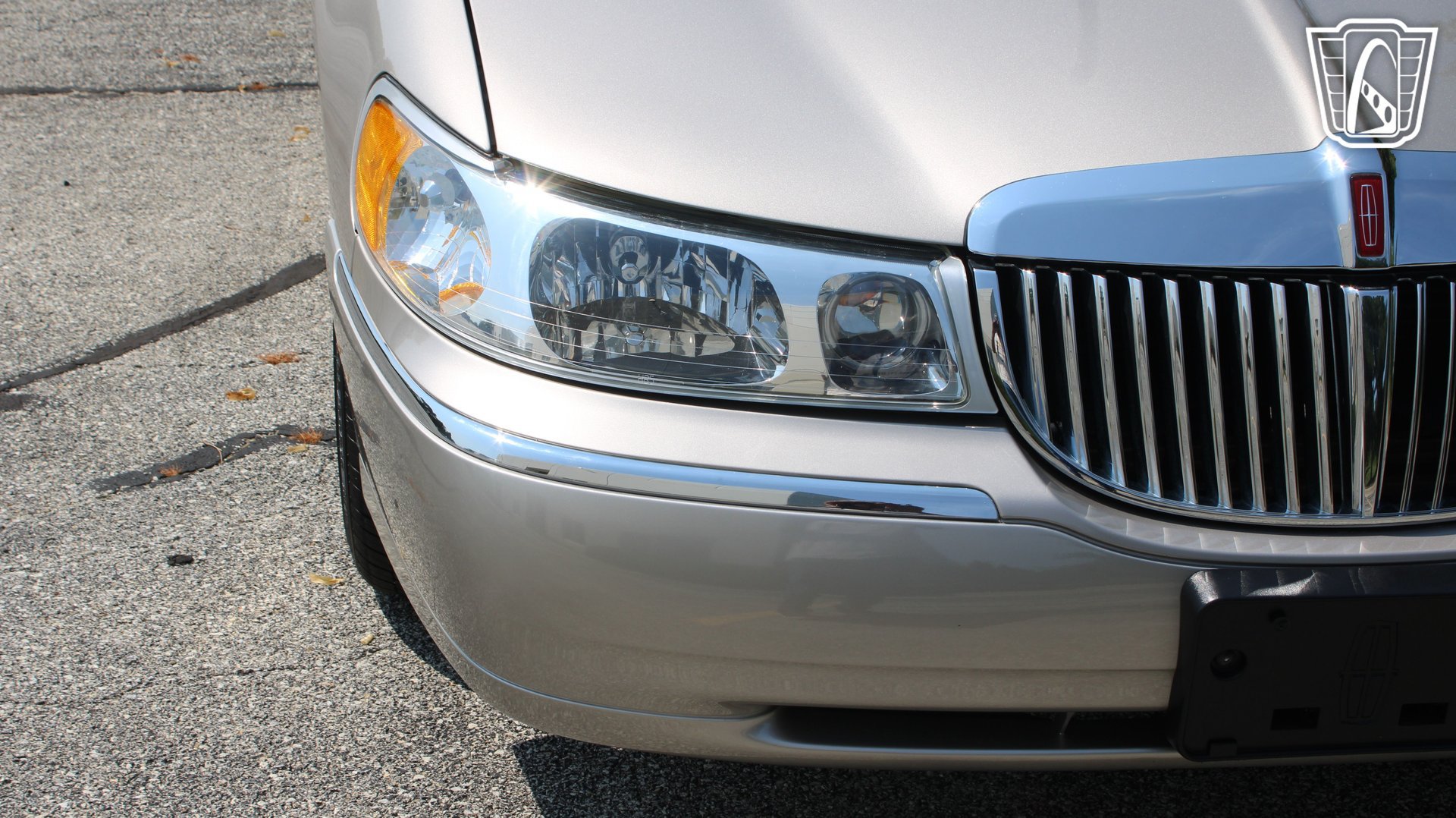 Used 2002 Lincoln Town Car Executive RWD image 38