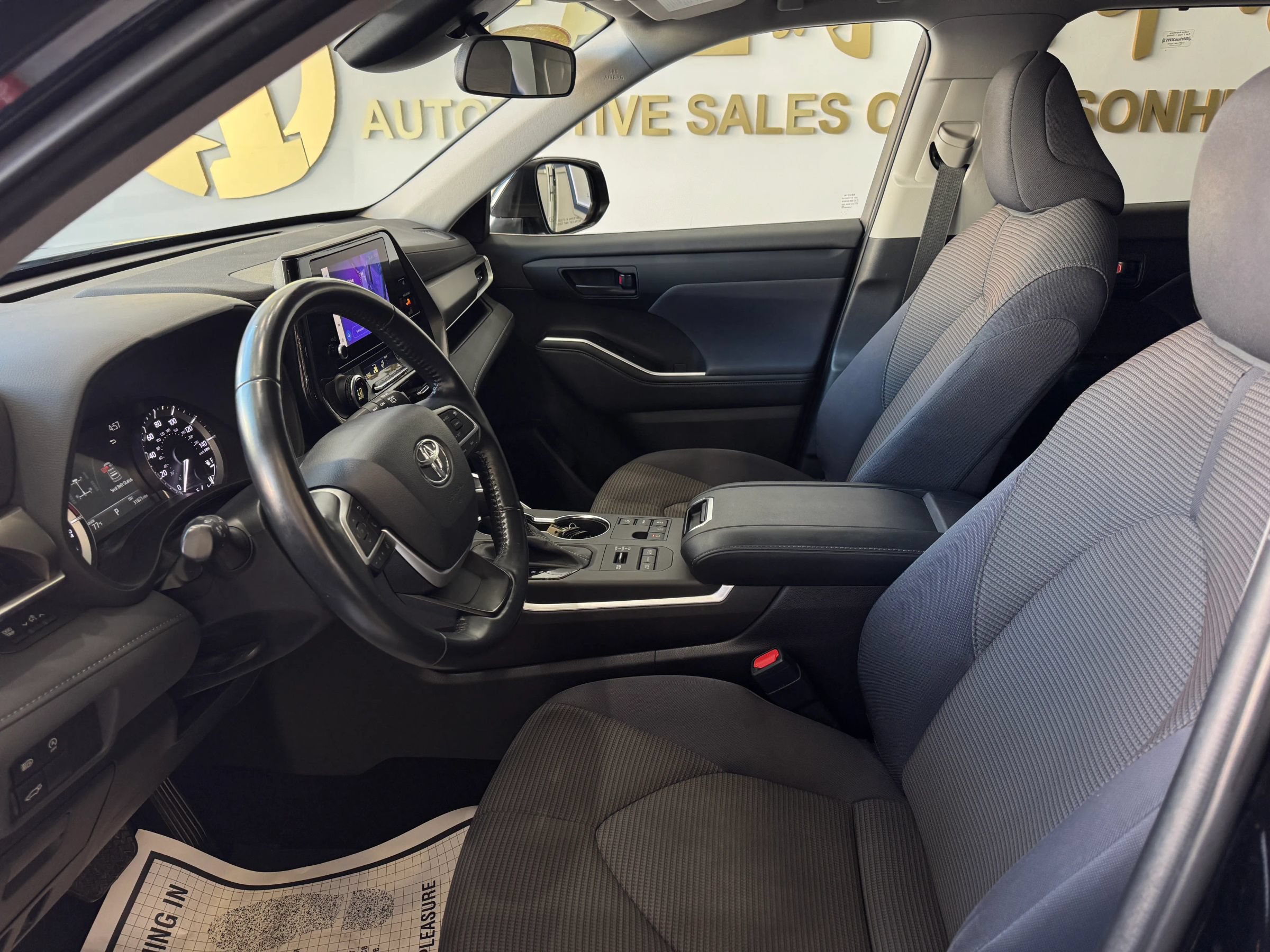 Used 2023 Toyota Highlander LE AWD/4WD image 19