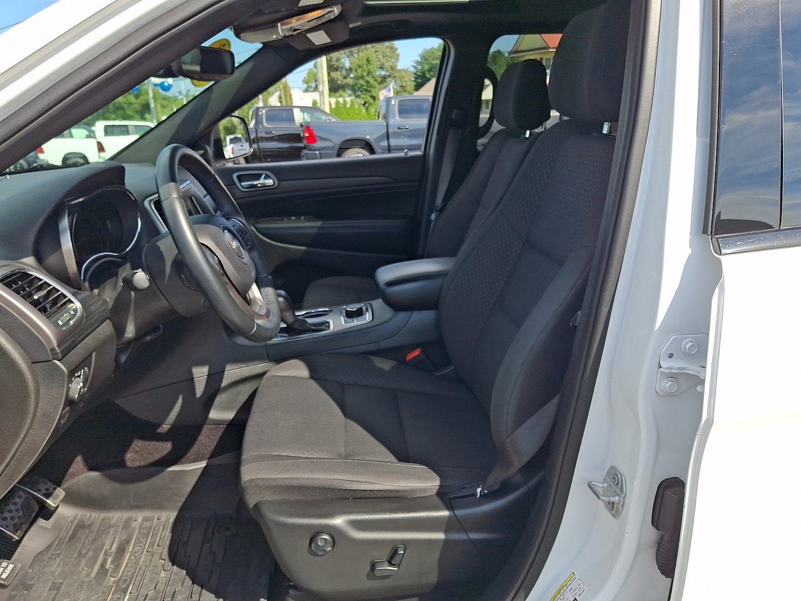 Used 2019 Jeep Grand Cherokee Laredo AWD/4WD image 13