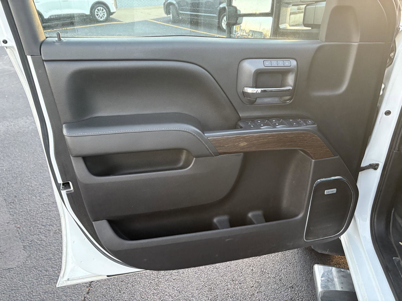 Used 2017 GMC Sierra 2500 Denali image 3