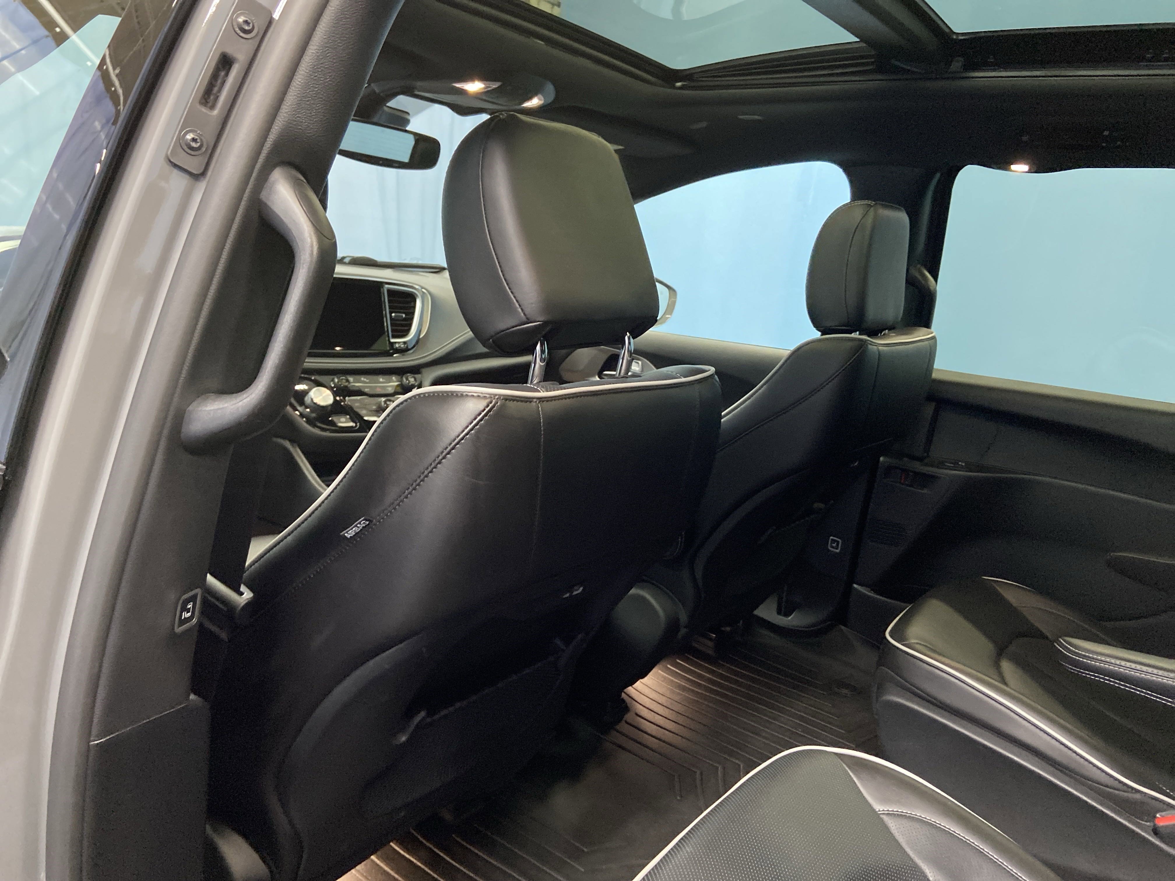 Used 2022 Chrysler Pacifica Limited w/ S Appearance Package image 30