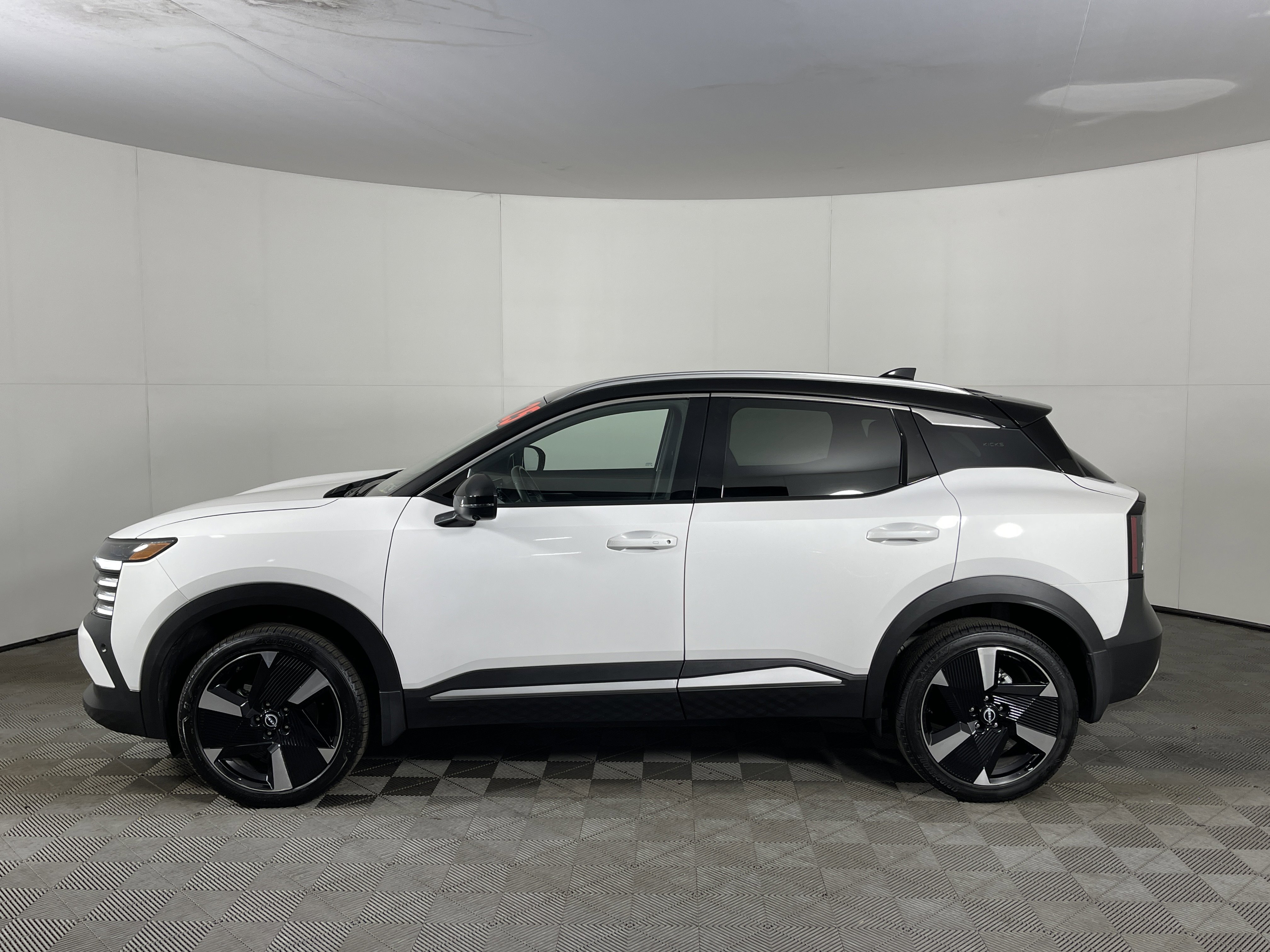 Used 2025 Nissan Kicks SR image 3