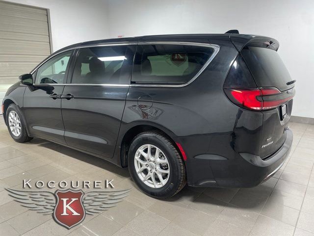 Used 2023 Chrysler Pacifica Touring-L image 4