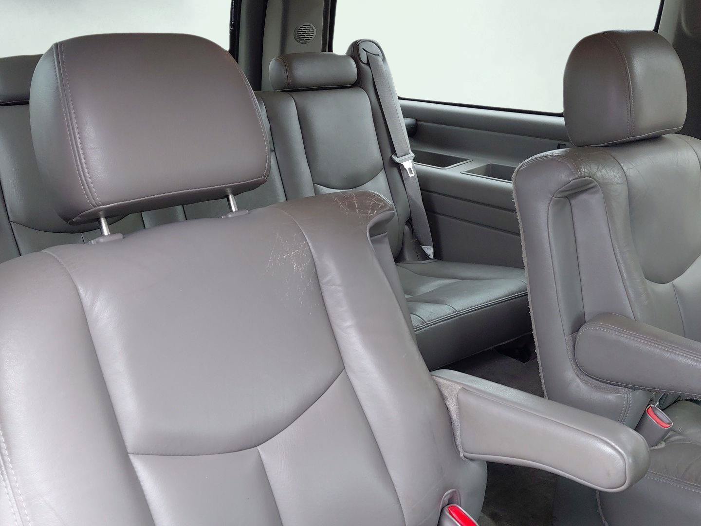 Used 2004 Chevrolet Suburban LT w/ Preferred Equipment Group AWD/4WD image 3