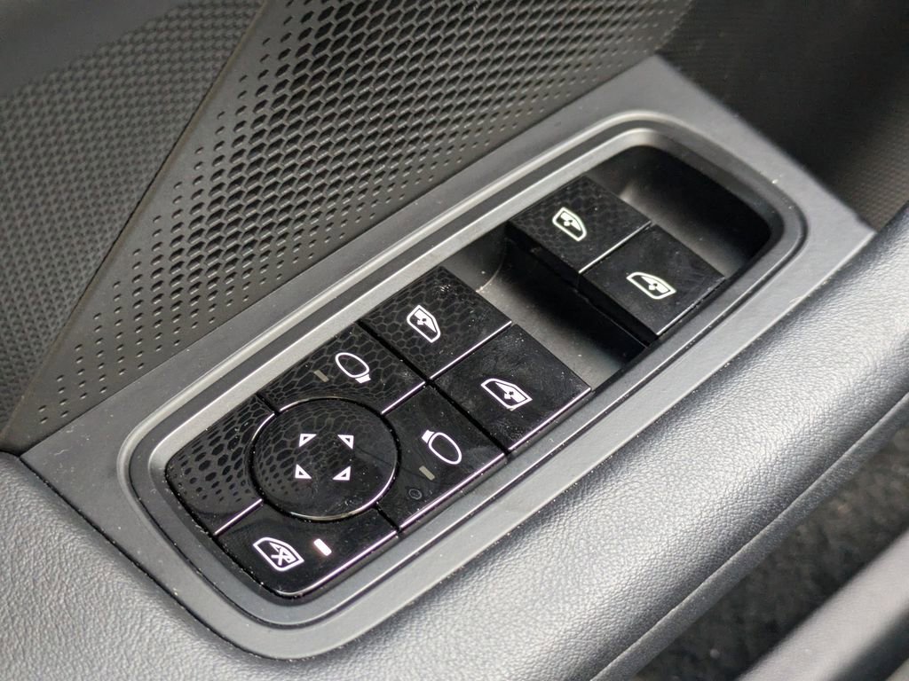 Used 2021 Porsche Taycan image 22