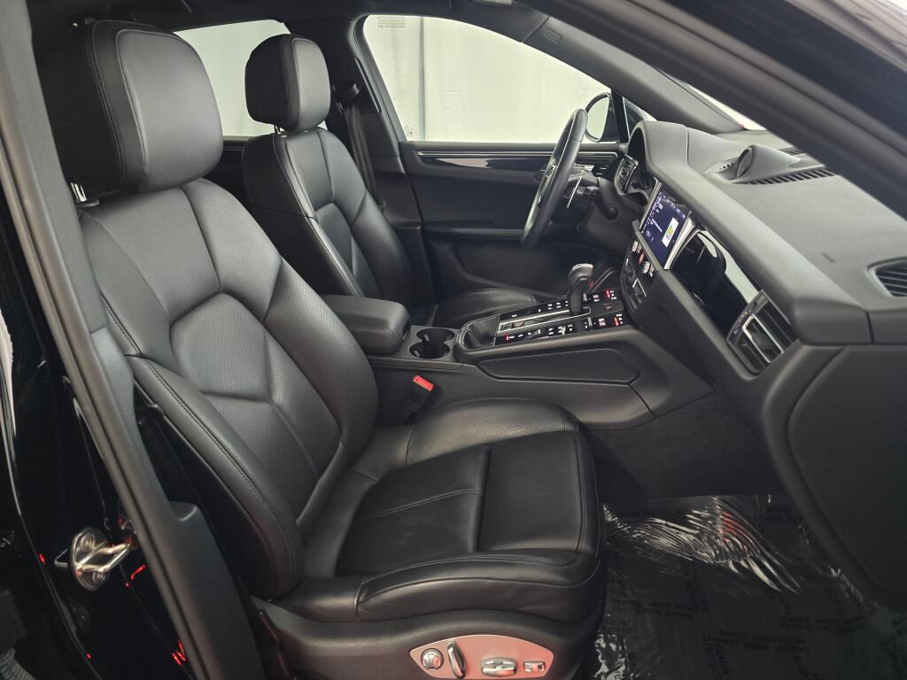 Certified 2024 Porsche Macan AWD/4WD image 26