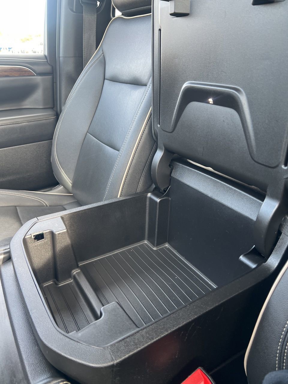 Used 2023 Chevrolet Suburban Premier image 32