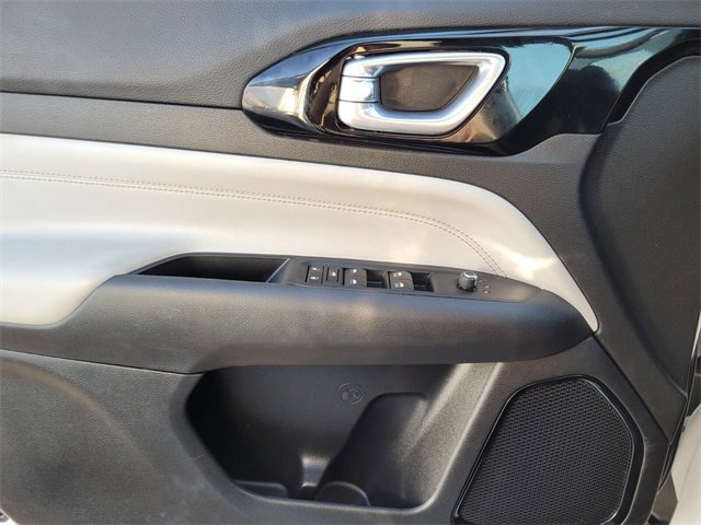 Used 2025 Jeep Compass Limited image 22