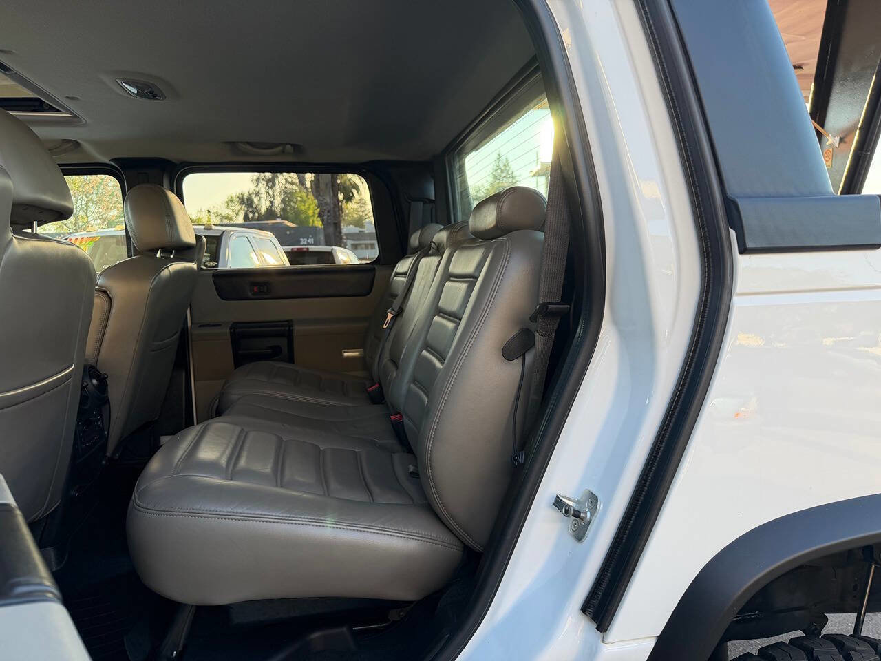 Used 2005 HUMMER H2 SUT w/ Preferred Equipment Group AWD/4WD image 18