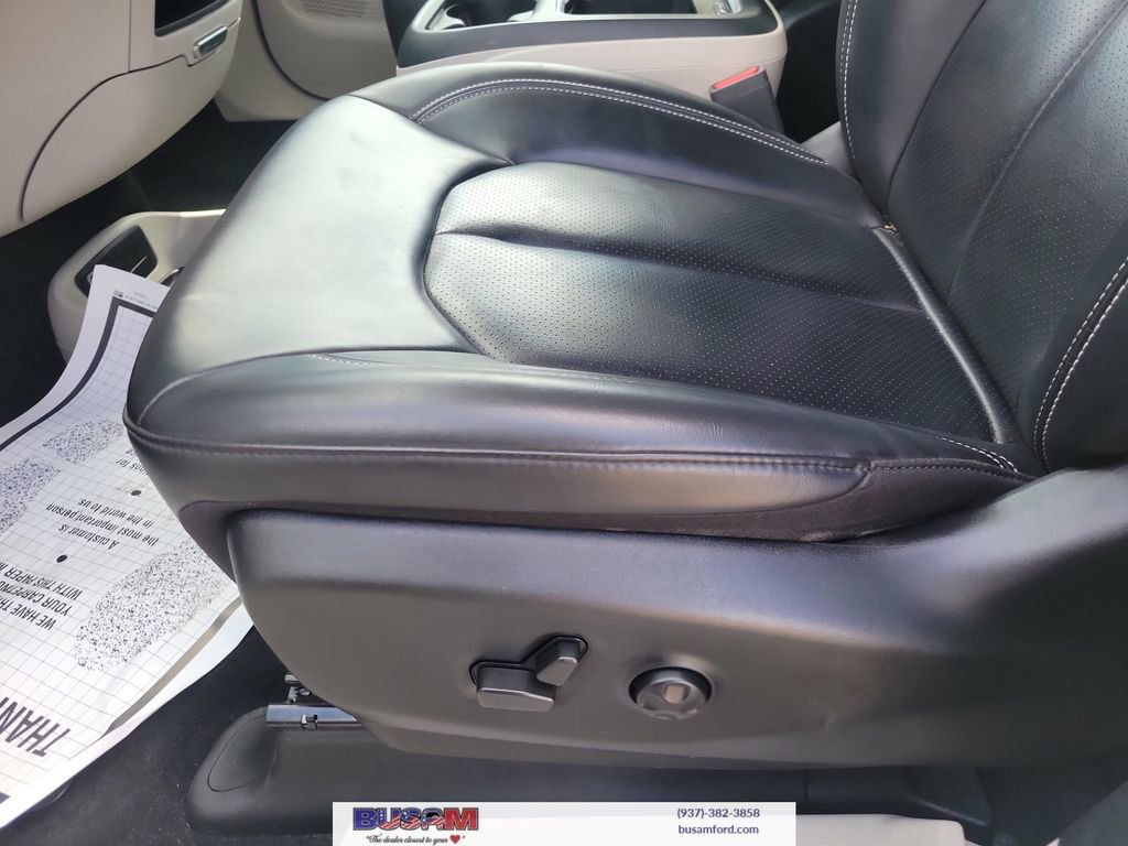 Used 2023 Chrysler Pacifica Touring-L FWD image 14