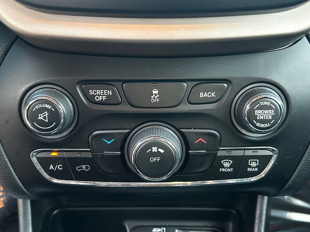 Used 2017 Jeep Cherokee Latitude FWD image 19