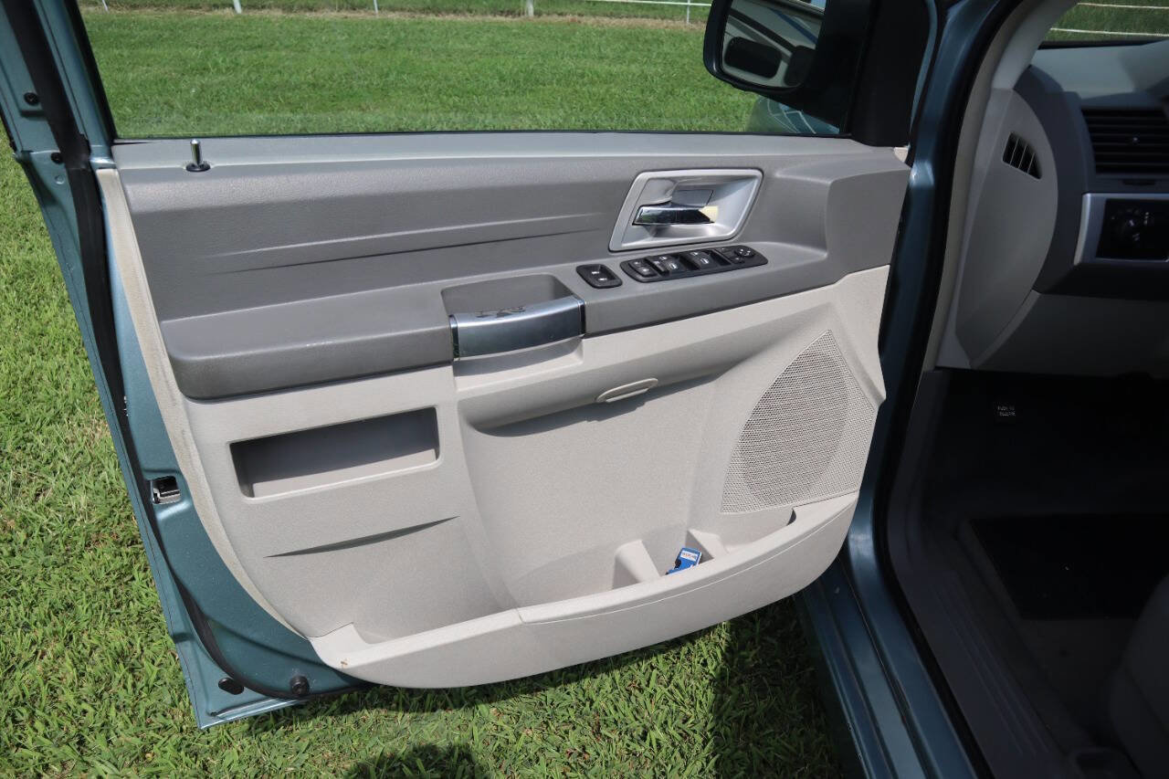 Used 2008 Chrysler Town & Country Touring image 29