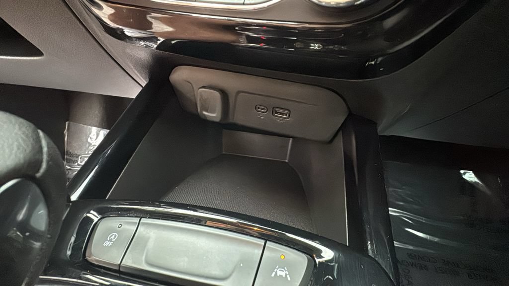 Used 2025 Chevrolet Trax LT FWD image 22