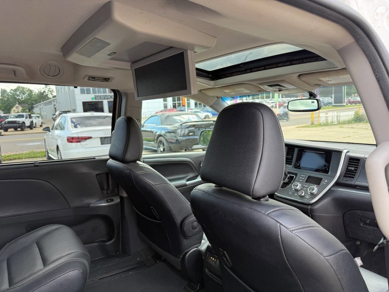 Used 2017 Toyota Sienna SE Premium image 9
