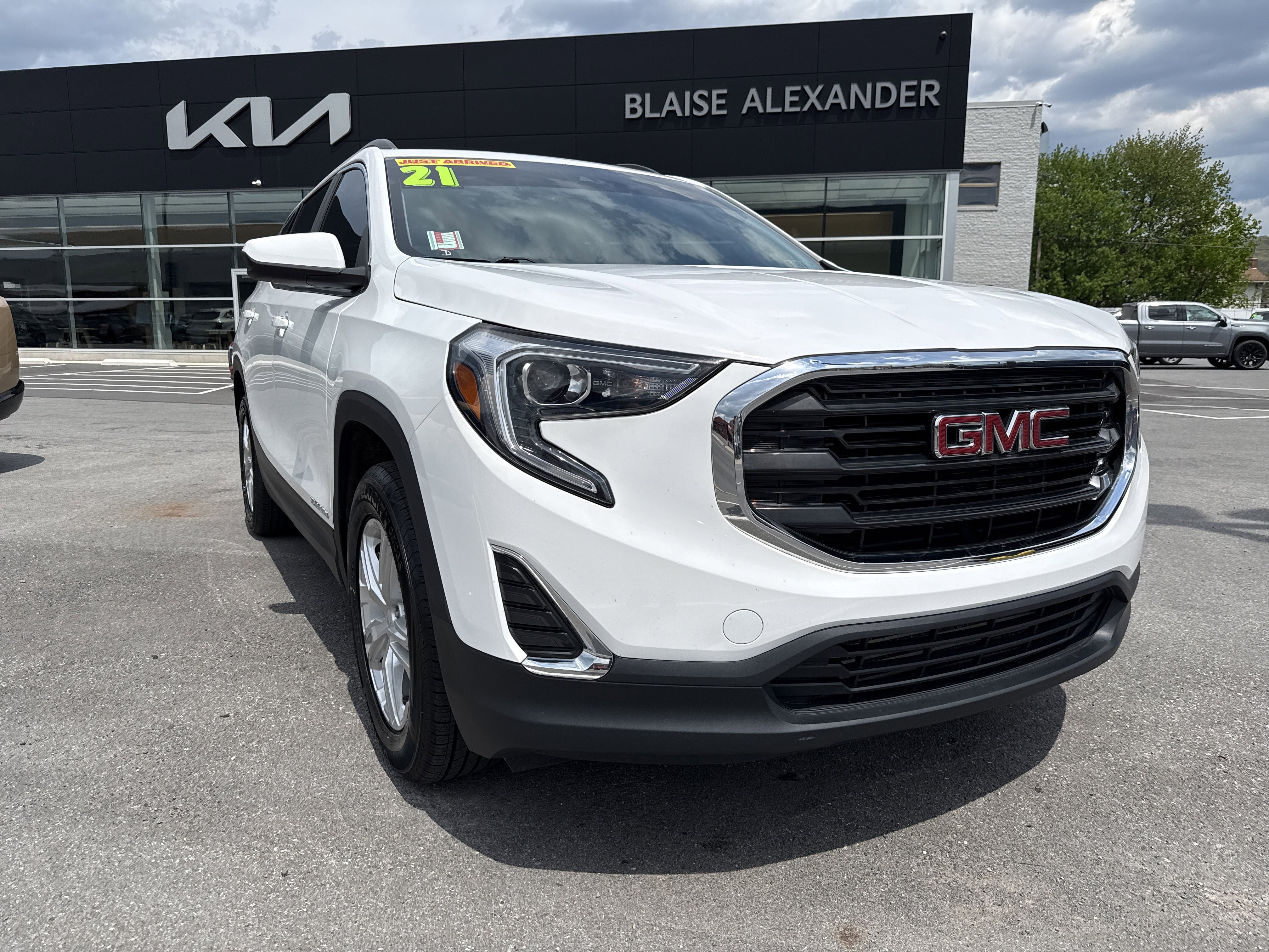 Used 2021 GMC Terrain SLE w/ Driver Convenience Package FWD image 1