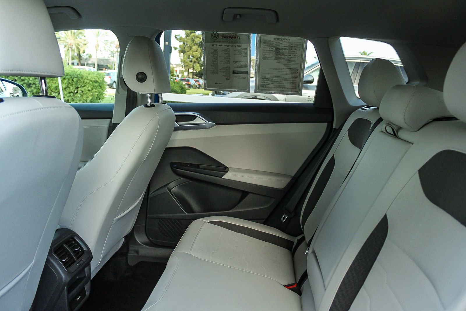 Used 2025 Volkswagen Taos SE FWD image 18