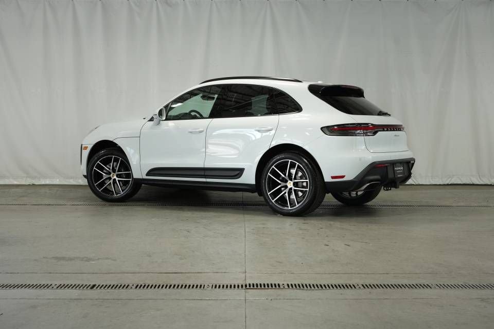 Certified 2025 Porsche Macan AWD/4WD image 3