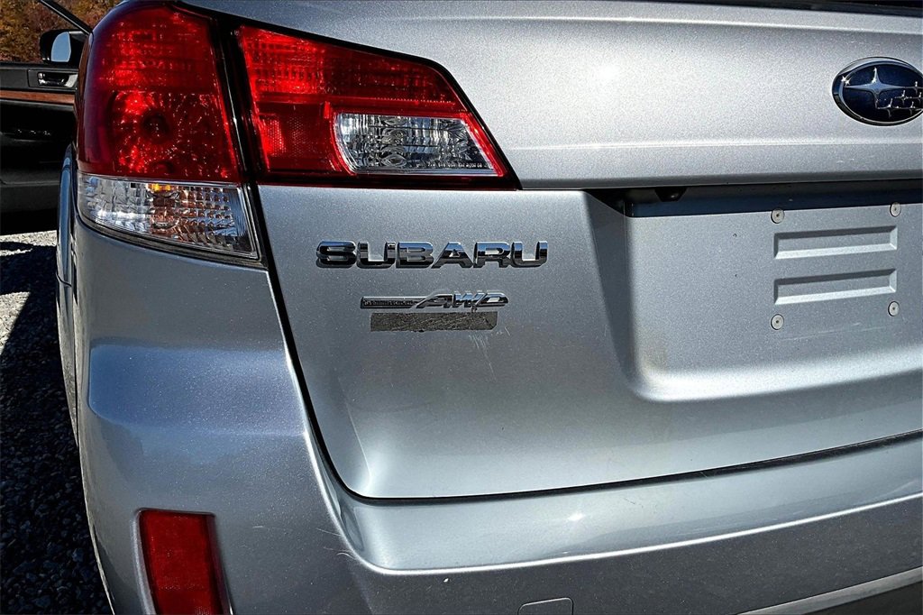 Used 2013 Subaru Outback 2.5i Limited w/ Moonroof Pkg image 8