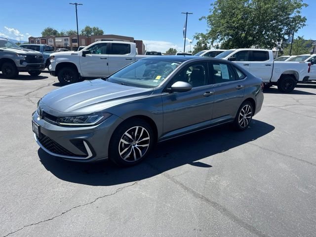 Used 2025 Volkswagen Jetta SE FWD image 3