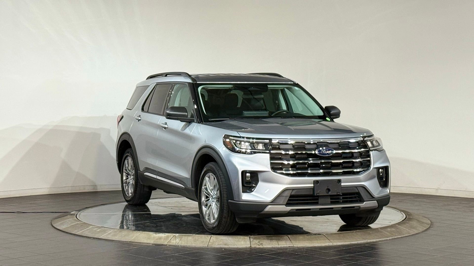 Used 2025 Ford Explorer Active w/ Active Comfort Package image 2