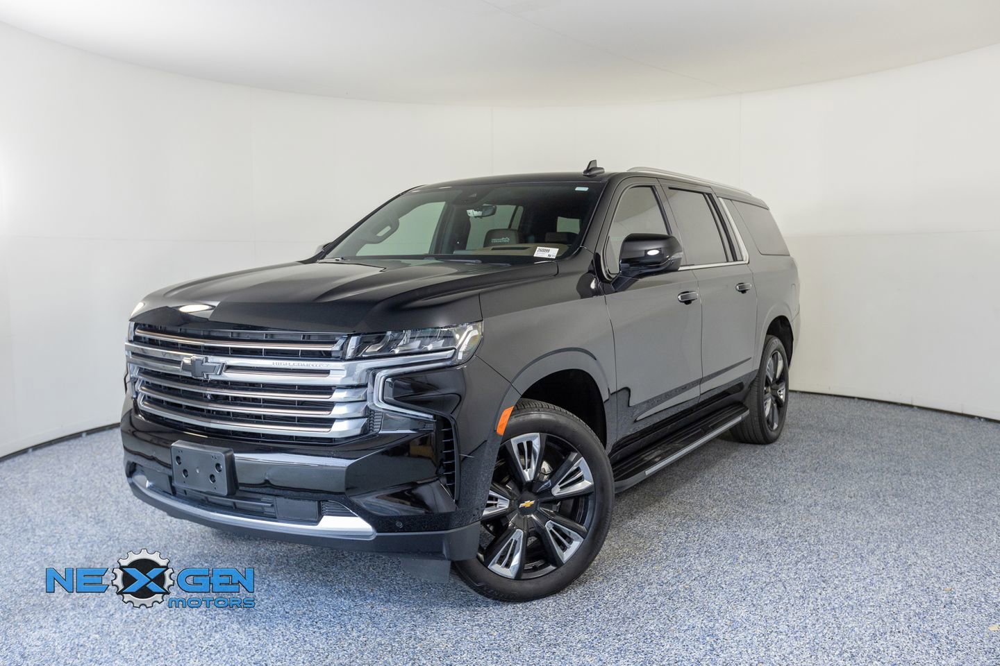 Used 2024 Chevrolet Suburban High Country w/ Advanced Technology Package image 3