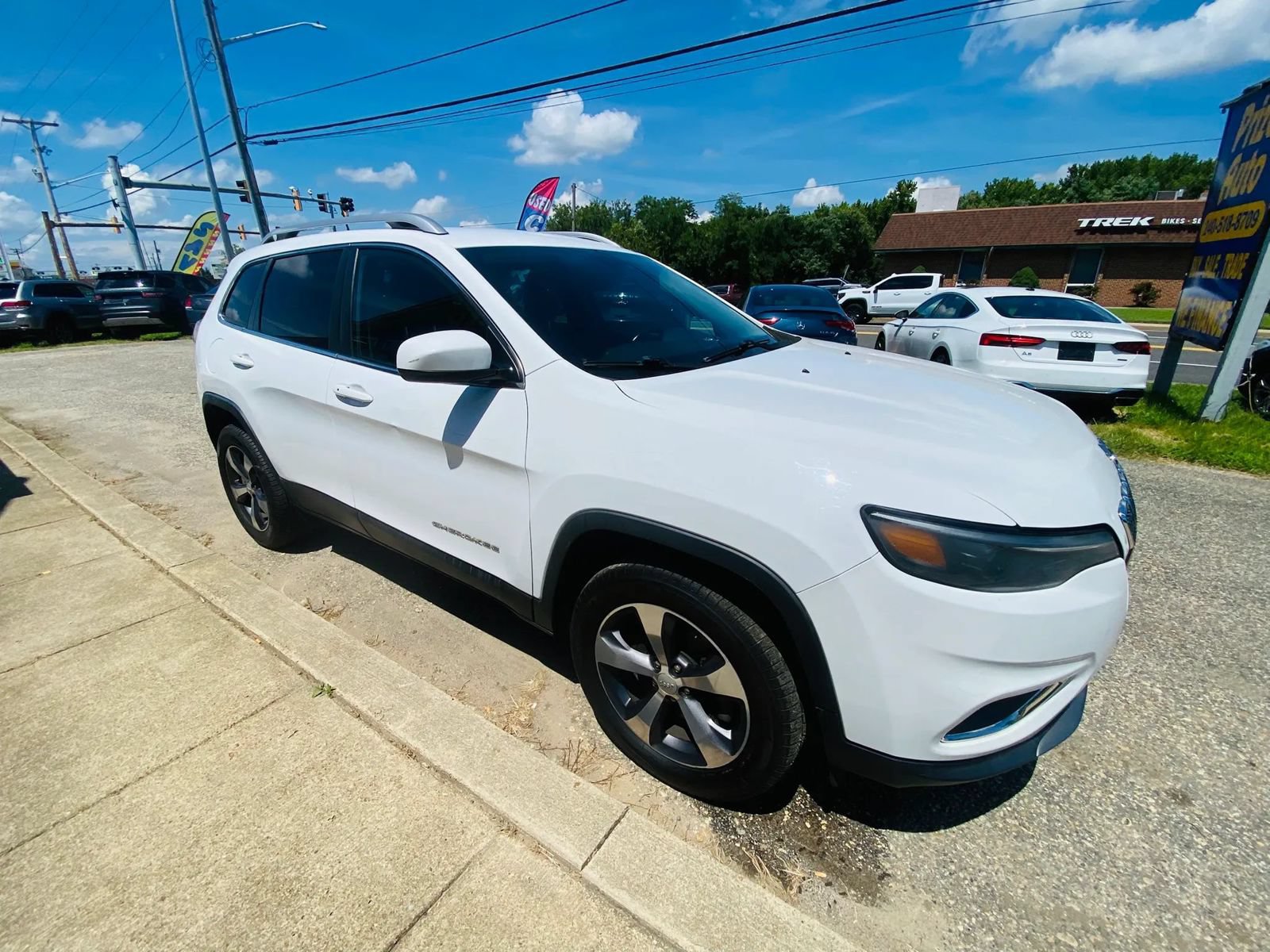 Used 2019 Jeep Cherokee Limited AWD/4WD image 5