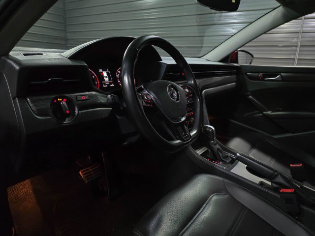 Used 2020 Volkswagen Passat 2.0T R-Line image 10