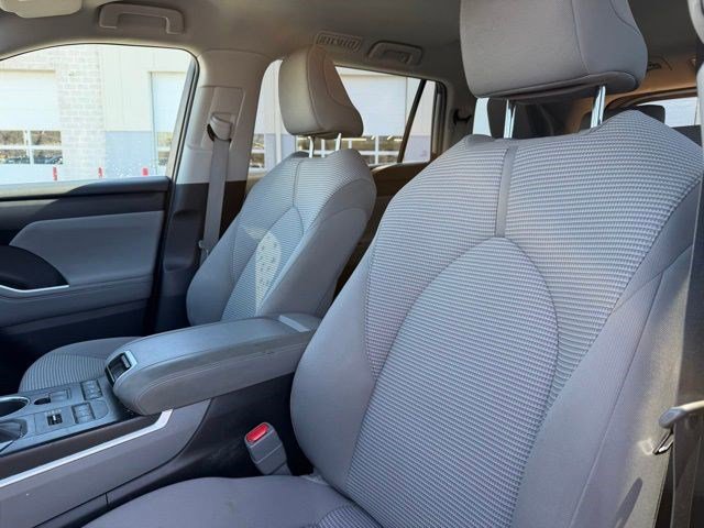 Used 2021 Toyota Highlander LE AWD/4WD image 13