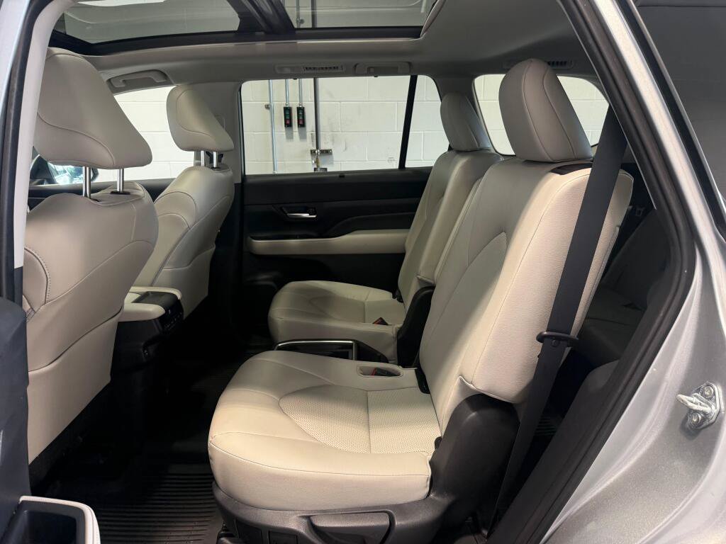 Used 2025 Toyota Grand Highlander AWD Hybrid image 17