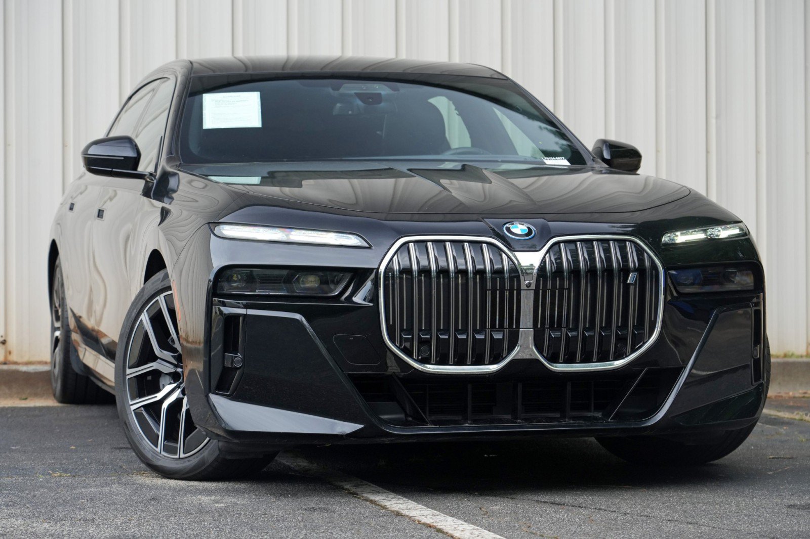 Used 2023 BMW i7 xDrive60 w/ Executive Package 2 AWD/4WD image 4