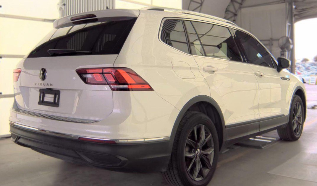 Used 2023 Volkswagen Tiguan SE w/ Panoramic Sunroof Package FWD image 3