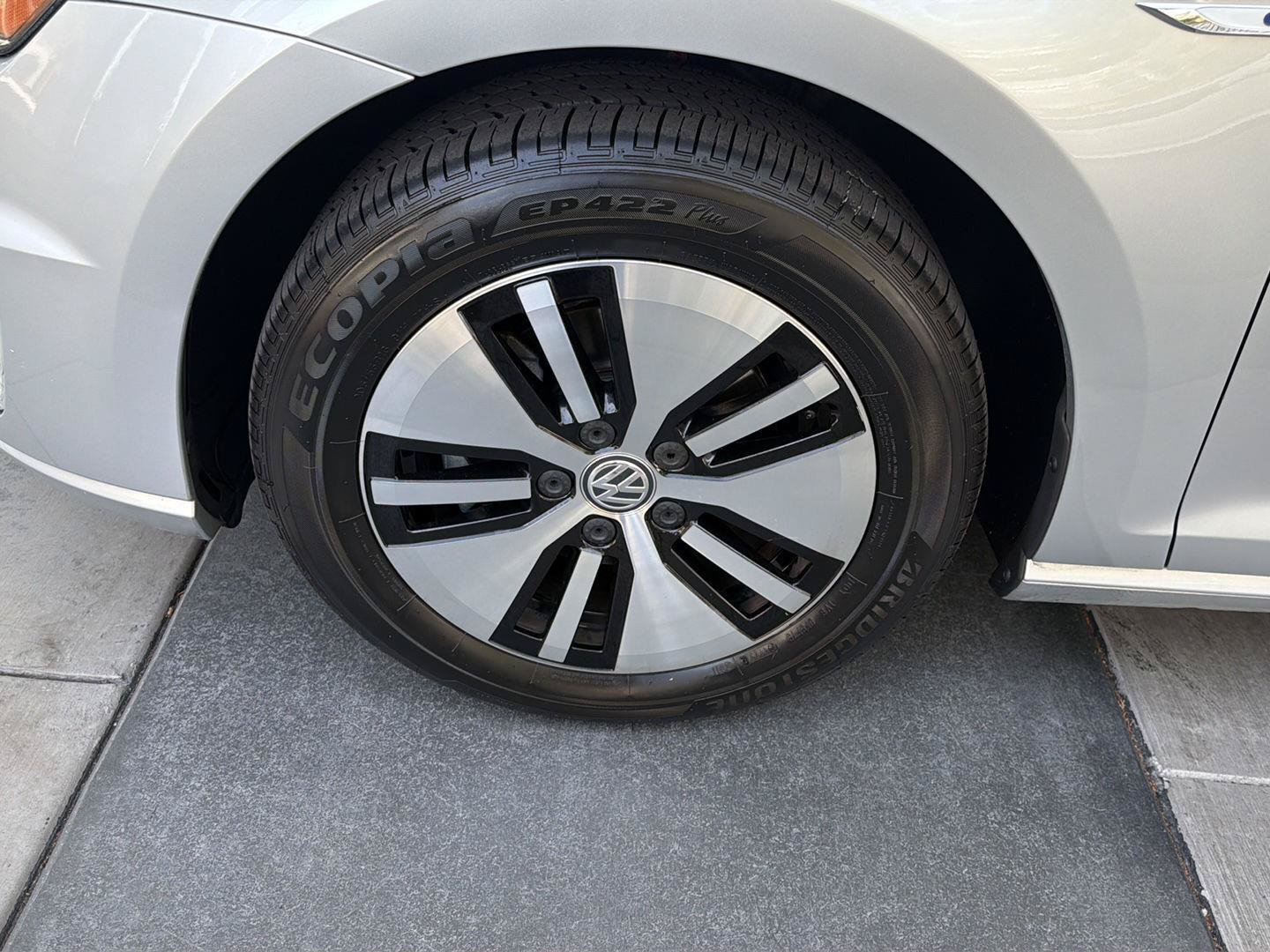 Used 2016 Volkswagen e-Golf SE w/ DC Fast Charging Package FWD image 9