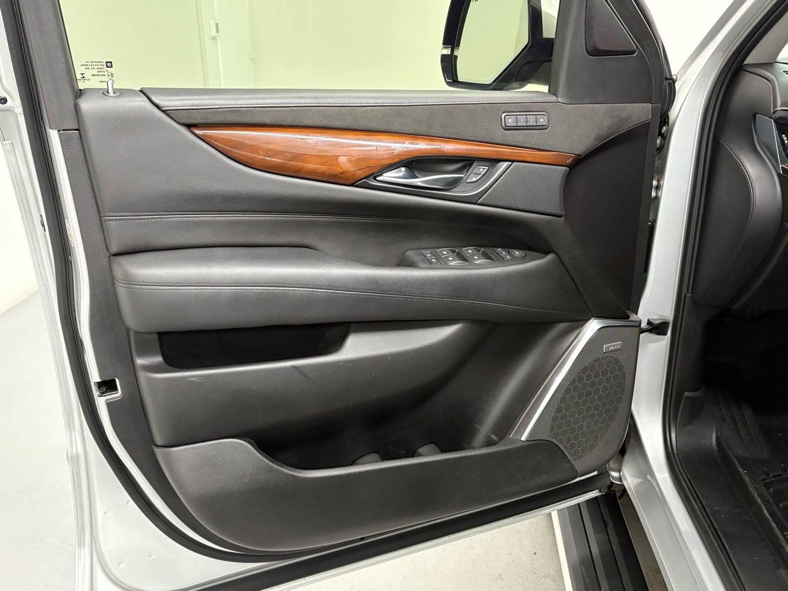 Used 2018 Cadillac Escalade Premium Luxury RWD image 32