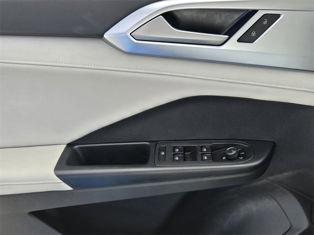 Certified 2025 Volkswagen Taos SE image 28